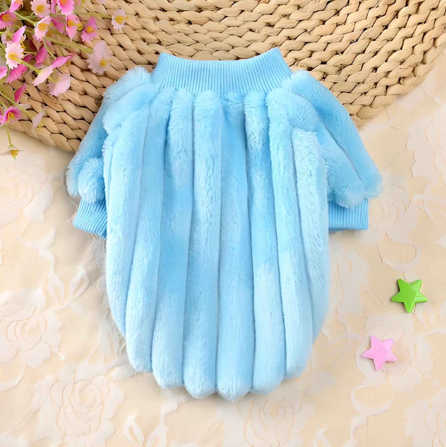 Pull PupVest™ en peluche bleu pour chiens et chats, offrant chaleur et confort pendant la saison hivernale