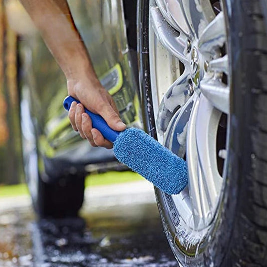 Portable car wash brush for wheel cleaning CleenWheel™