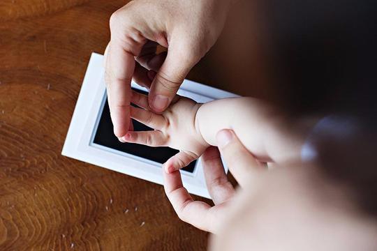 KIT D'IMPRESSION D'EMPREINTES DE PIEDS ET MAINS POUR BÉBÉ - BABY PRINT ™ - Le Grenier Parisien