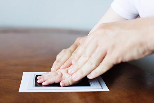KIT D'IMPRESSION D'EMPREINTES DE PIEDS ET MAINS POUR BÉBÉ - BABY PRINT ™ - Le Grenier Parisien