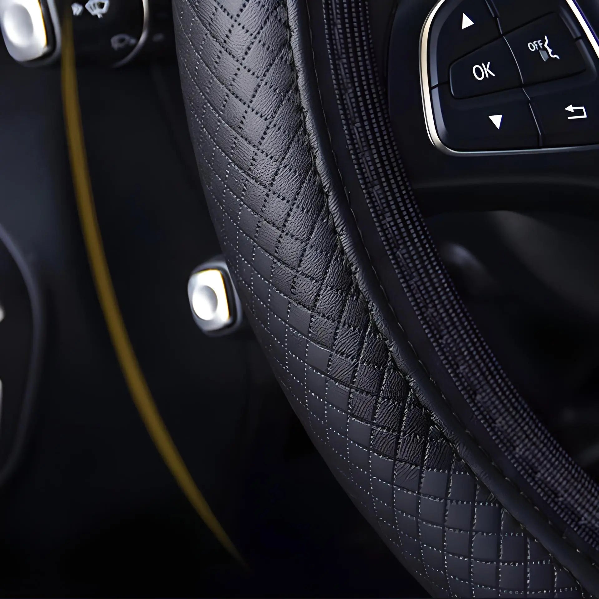 Housse de volant CarStyle™ en cuir noir ajoutant une touche de style à l'intérieur de la voiture