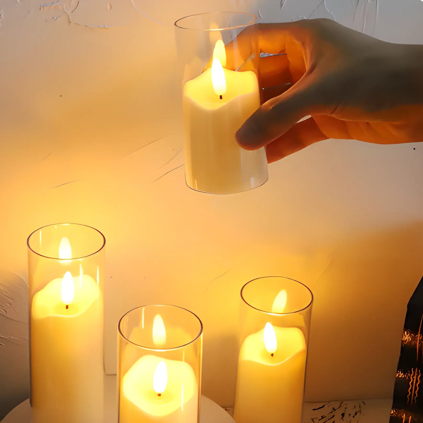 Bougie LED SafeFlame™ allumée dans un photophore, créant une atmosphère chaleureuse et sécurisée