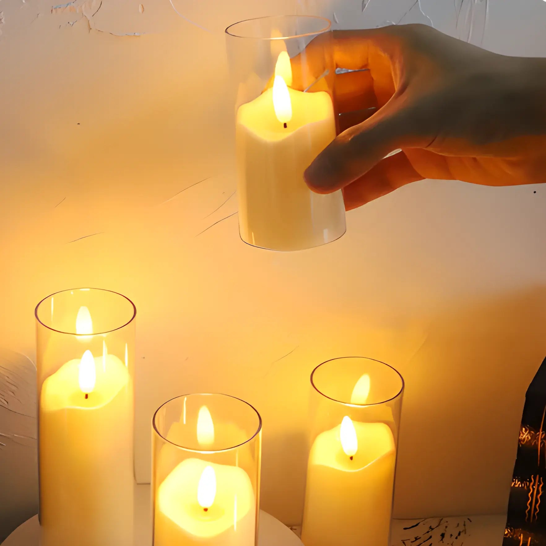 Bougie LED SafeFlame™ allumée dans un photophore, créant une atmosphère chaleureuse et sécurisée
