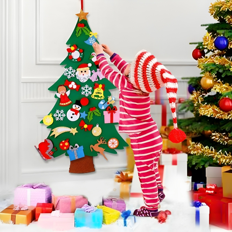 enfant joyeusement décorant le sapin Montessori seul, favorisant l'indépendance et la créativité des enfants pendant les fêtes