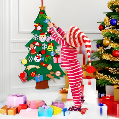 enfant joyeusement décorant le sapin Montessori seul, favorisant l'indépendance et la créativité des enfants pendant les fêtes